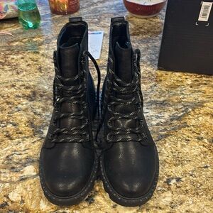 Sorel Lennox Lace up boots. New.